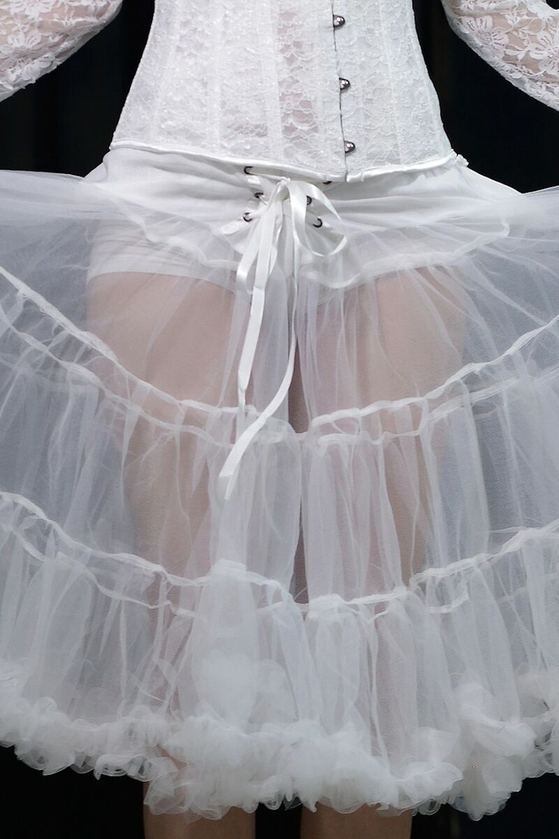 photo n°4 : jupon blanc gothique , pin-up j030067