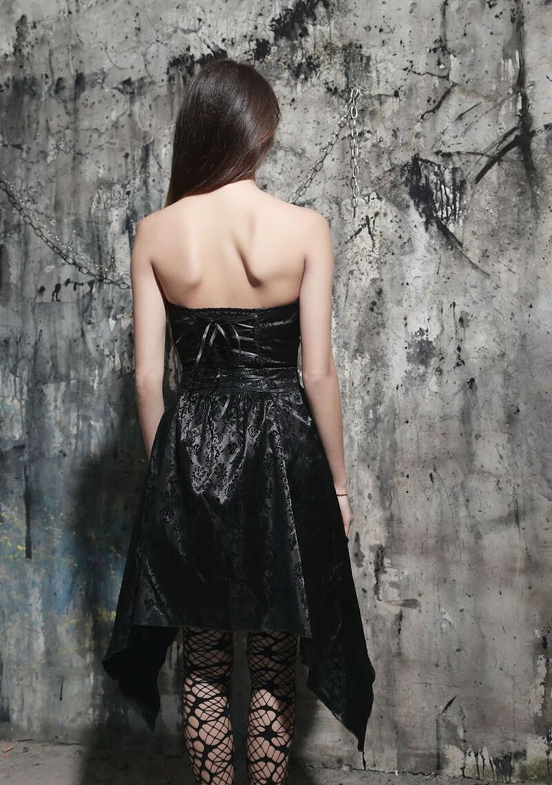 photo n°7 : Robe noire brocard et coupe arrondie